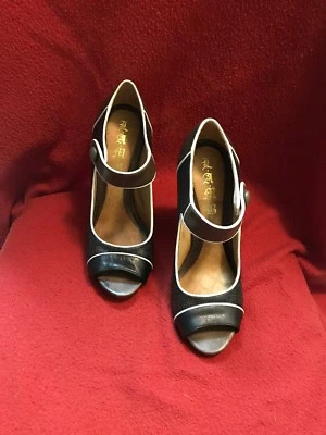 L.A.M.B. "Tacones de aguja de cuero con punta abierta 7,5 correa cruzada a presión tacón alto de 5""" Foto 1 de 4