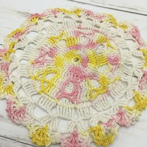 #Y82 handgehäkeltes Deckchen gelb rosa weiß 7" Deckchen Herzstück - Bild 1 von 5