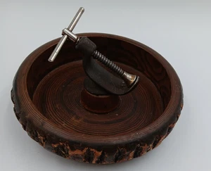 Ciotola vintage rustica in legno dado con schiaccianoci 9" - Foto 1 di 7