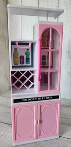 Barbie Küche Porzellan Schrank Kaffee Bar Schrank rosa weiß Puppengröße - Bild 1 von 7