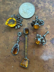 DREI ANTIKE ANHÄNGER UND SCHRAUB OHRRINGE IN BERNSTEIN GESTEINT (TOPAGO?) STÜCKE. - Bild 1 von 6