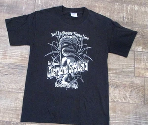 Camiseta BELLADONNA BEAUTIES EVRYONE GETS LEID 2010 adulto PEQUEÑA - Imagen 1 de 3