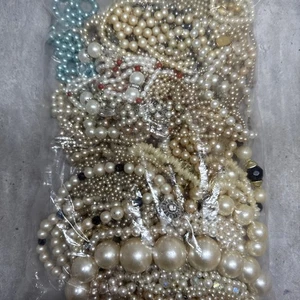 JEWELLERY Job Lot Mostly Faux Pearl Necklace Loose Beads Craft Wear Repair 1.9kg - Picture 1 of 9