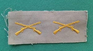 Insignia de rama de oficial de infantería del ejército de Estados Unidos Segunda Guerra Mundial en parche caqui, lote de 2, sin cortar - Imagen 1 de 7