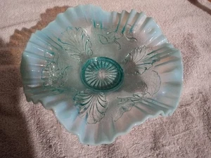 VINTAGE BLAUE OPALISIERENDE BLÜTE UND PALME BONBONIERE. PLISSEEKANTE NORTHWOOD - Bild 1 von 2