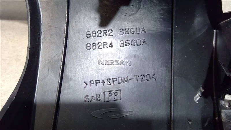 GUANTERA NISSAN SENTRA 2013-2019 MOLDURA DE DEPARTAMENTO.685203SG0A Foto 1 de 4