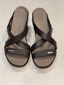 Crocs Cyprus IV Damen-Sandale braun Absatz Größe 8 offene Zehenpartie 14558 Freizeit kreuz und quer - Bild 1 von 11