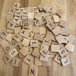 1976 piezas de repuesto vintage de juego Scrabble letras de madera - Imagen 1 de 2