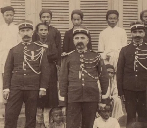 c1885 Anonyme Indochine groupe de gendarmes et Indochinois Tonkin Vietnam Laos - Picture 1 of 3