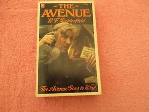 The Avenue Goes To War R.F. Delderfield Coronet 1977 y p/b - Imagen 1 de 3