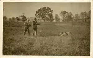 JAGD ECHTFOTO, HUND ZEIGT, RPPC, VINTAGE POSTKARTE (U321) - Bild 1 von 2