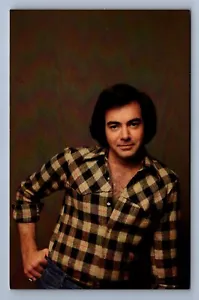 Postkarte Vintage berühmte Prominente Neil Diamond Musiker Sänger - Bild 1 von 2