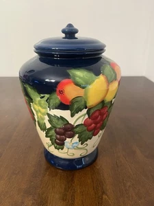 Tarro de galletas de cerámica de 11" de colección Nonni's pintado a mano limón y uvas en biscotti negro  - Imagen 1 de 10