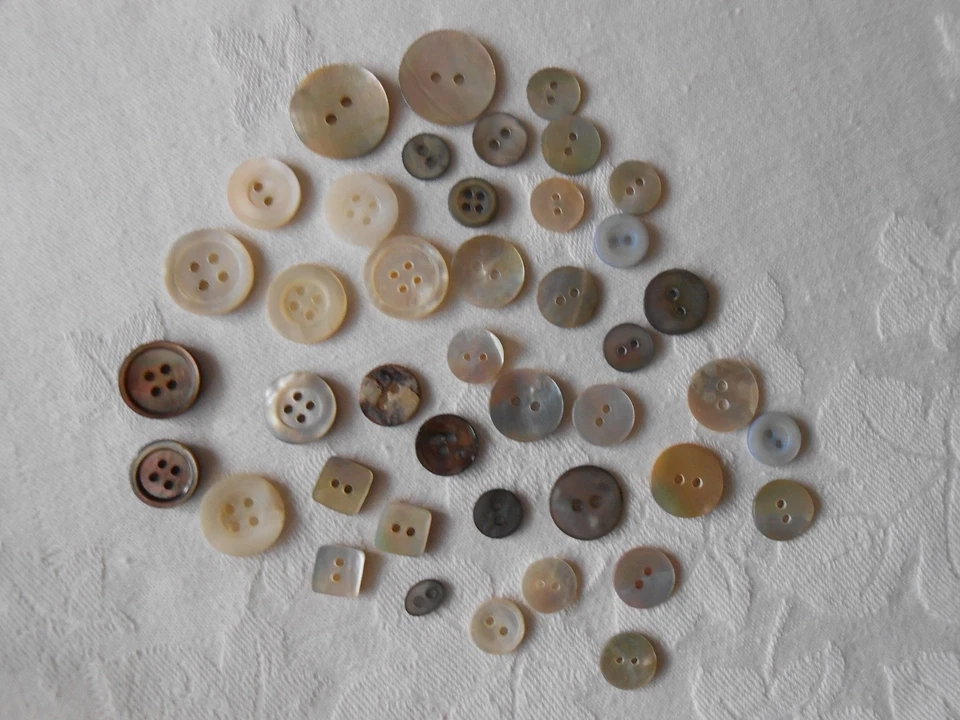 JOB LOT  SMALL MOP  BUTTONS CHILDREN'S BABIES KNITTEDS CRAFTS - Image 1 of 4