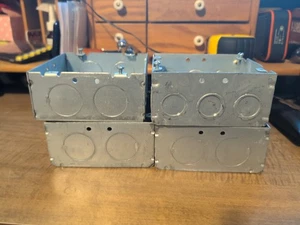Lotto di 4 scatole elettriche in metallo 1/2"X4 1/2"X2" - Foto 1 di 2