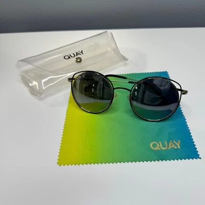 Gafas de sol redondas con montura plateadas y negras QUAY con tela y estuche Gafas de sol informales Foto 1 de 4