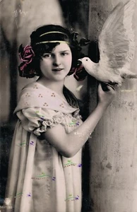 Estilo victoriano Jugendstil niña con pájaro RPPC B24 - Imagen 1 de 2