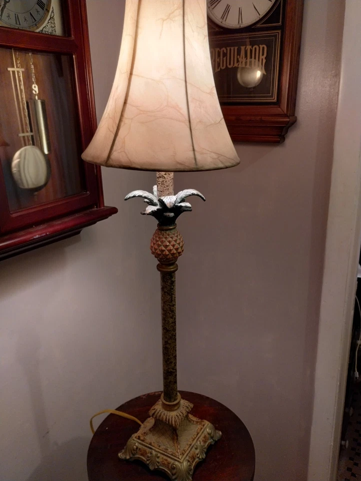 Lámpara de mesa de acento única de piña de resina con base de bronce piña muy única  Foto 1 de 4