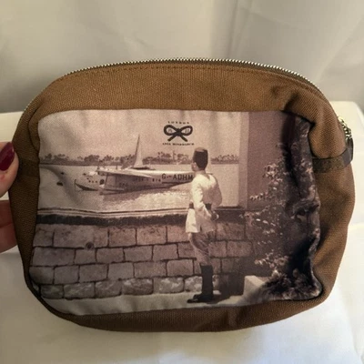 Anya Hindmarch London Kit de Primera Clase Viaje Maquillaje Artículos de Aseo Bolsa Marrón Foto 1 de 4