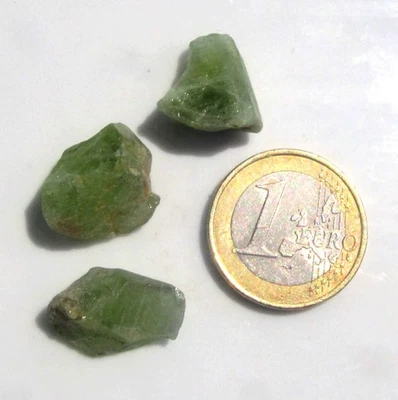 Peridot, 40.5 Ct. aus Afghanistan, 3 Rohedelsteine 15 bis 17 mm (E2983) - Bild 1 von 3