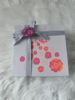 Caja de Regalo Chanel Día de la Madre - Diseño Camelia Neón con Regalos Chanel Extra! ¡NUEVO! Foto 1 de 4