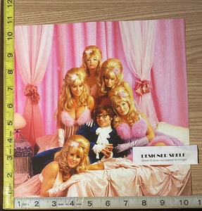 Mike Myers Austin Powers & 5 Mädchen auf Bett Filmszene Buch Foto - Bild 1 von 1
