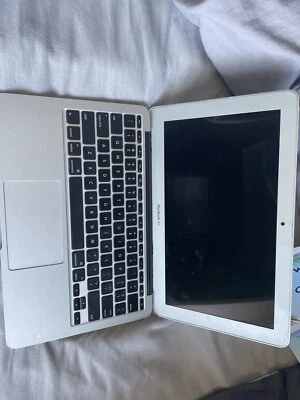 Apple MD761B/B MacBook Air i5 4GB RAM 256GB 13 Inch Notebook - Silver - Image 1 of 4