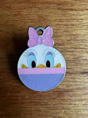 Disney Mickey & Friends DAISY DUCK Ornament Blind Pin Loungefly New Open Box - Imagem 1 de 3