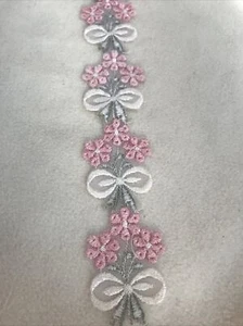 8 x Floral / Bow Patches Motifs Embroidered in a Strip each 5 x 4 cm - Picture 1 of 2