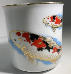 Taza de pescado Koi japonesa 3 1/2"" de alto, varios colores - Imagen 1 de 5