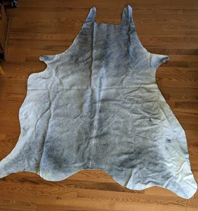Grauer Kuhfell Vorleger von CB2 natürliches Kuhfell, hochwertiges Leder gebraucht, in einwandfreiem Zustand - Bild 1 von 11