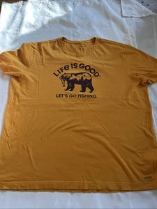 T-shirt uomo XXL 2XL Life Is Good Let's Go Fishing grafica orso frantoio-lite - Foto 1 di 4