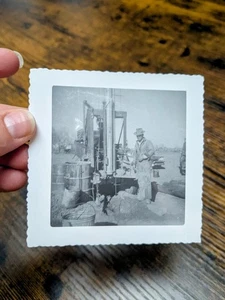 Foto istantanea vintage 1960 olio Derrick Cabot pozzo piattaforma di perforazione uomo fotografia - Foto 1 di 4
