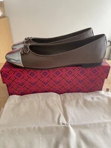 Nuevo TORY BURCH Puntera Gorra Ballet Zapatos Planos En Champiñón Salvaje/Plata talla 8.5 - Imagen 1 de 8