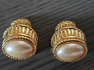 KJL Kenneth Jay Lane Faux Pearl Clip On Earrings Gold Toned - Picture 1 of 4