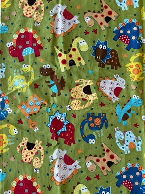 Personagens coloridos de dinossauro em fundo verde 1 jarda NOVO - Imagem 1 de 4