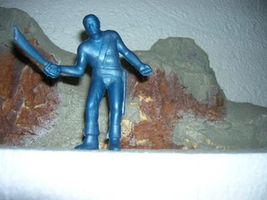 Vintage 50er 60er Pirat Hartplastik Spielzeug Figur 3,5"" hoch KUNSTSTOFFFLOSS 90 mm blau - Bild 1 von 4