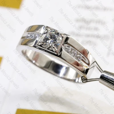 Anillo de compromiso audaz de moissanita de corte redondo enchapado en oro blanco de 14 k para hombre 1,68 TCW Foto 1 de 4