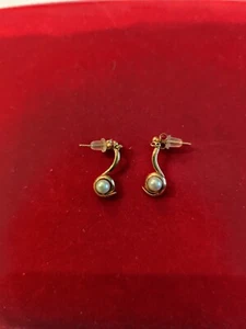 BOUCLES D'OREILLES VINTAGE ET PERLES BLANCHES - Foto 1 di 2