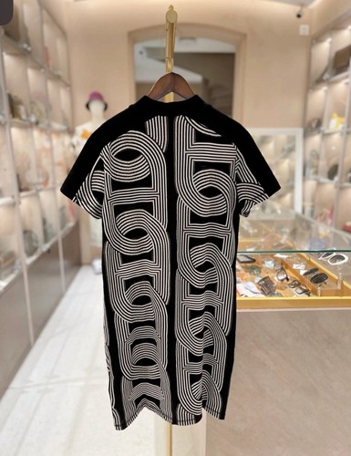 HERMÈS Autentico abito Hermes a righe bianco e nero con disegno geometrico nero (34)