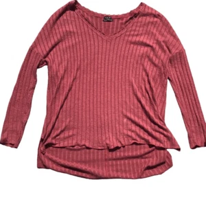 Urban Outfitters übergroßer leichter Hi-Low-Ripp-Strickpullover dunkelrosa. Groß - Bild 1 von 7