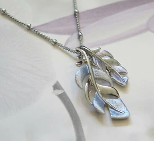 Placcato Argento Blu & Viola Doppio Tropicale Foglia Ciondolo Collana Mothers - Foto 1 di 2