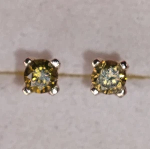 NEW Genuine 9ct 9k 375 Yellow Gold Ladies Stud Earrings Beautiful Diamonds - Picture 1 of 5