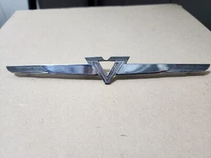 Insignia en V en forma de V emblema capó en forma de V motivo cromado - Imagen 1 de 18