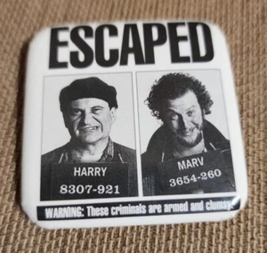 Vtg 1992 Home Alone Movie ESCAPED Harry & Marv Button Pin Back 2" Mugshot Fox - Picture 1 of 2