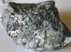 PIETRA GREZZA MAGNETITE, COMPOSIZIONE CRISTALLINA NERA, 35 X 32 X 24 MM, 59 GRAMMI - Foto 1 di 9