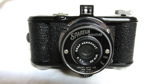 VINTAGE 1950s SPARTUS MINIATURE CAMERA - Picture 1 of 3