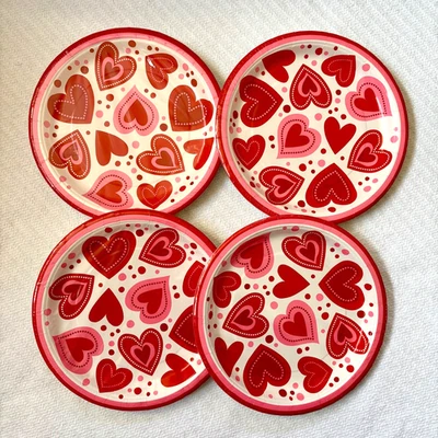 32 platos de papel de cena corazones de San Valentín - lanzamiento de corazón. 4 paquetes de 8. Sin abrir Foto 1 de 4