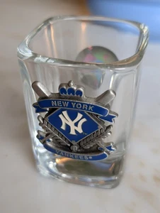 New York NY Yankees MLB Baseball Shot Glass w/ Silver Color Metal Logo/Crest - Bild 1 von 6