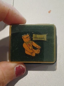 Vintage Harrods New Old Stock Emaille Teddybär Anstecknadel Krawattennadel - Bild 1 von 4